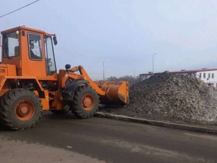 Более 200 рабочих и 49 единиц техники вышли сегодня на уборку улиц и дворов округа Новости Подольска 