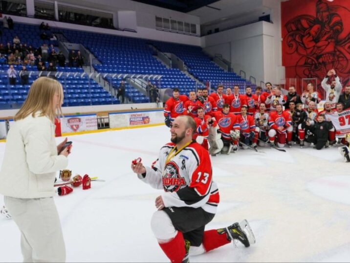 Хоккеист из Подольска сделал любимой предложение прямо на ледовой арене сразу после победы в чемпионате округа Новости Подольска 