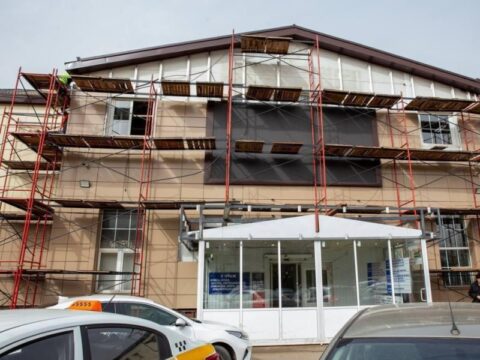 В мебельном центре на Московской заменили крышу и ремонтируют фасад Новости Подольска 