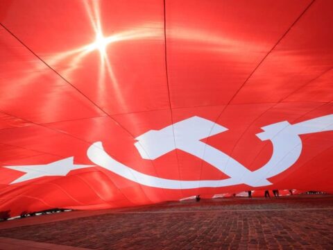 Под трек SHAMANа в Подольске развернули огромное Знамя Победы Новости Подольска 